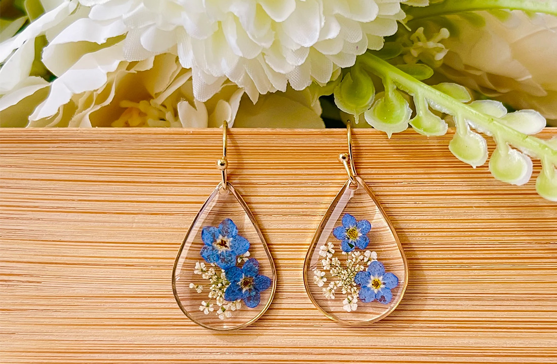 Resin earrings with pressed flowers
