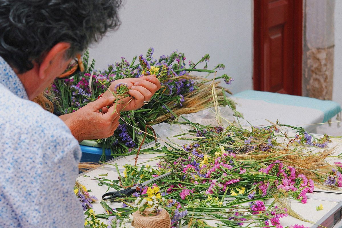 Weaving dried flowers by hand